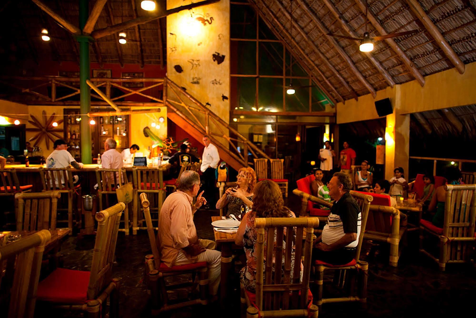 Clandestino Beach Resort パリタ レストラン 写真
